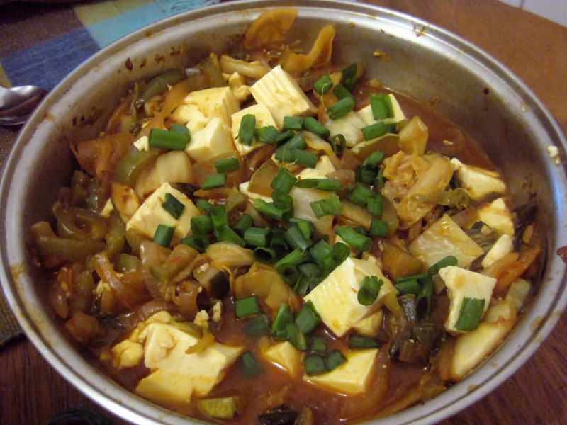 김치찌개 (Kimchi Jjigae) - Cozido de kimchi e tofu